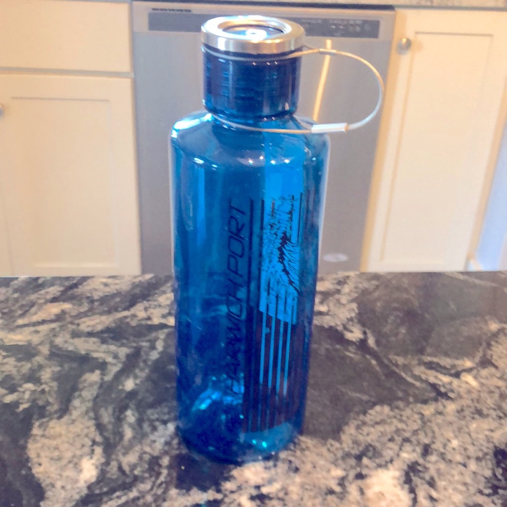 Tristan water bottle in aqua 25 Oz - NWT!